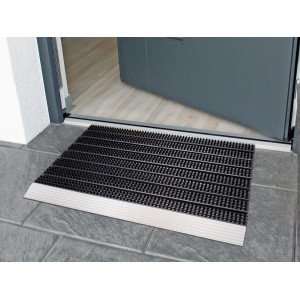 Alu-Fußmatte 43x75cm vor grauer Haustür. Schmutzmatte mit Aluschiene für den Außenbereich.
