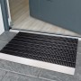 Alu-Fußmatte 43x75cm vor grauer Haustür. Schmutzmatte mit Aluschiene für den Außenbereich.