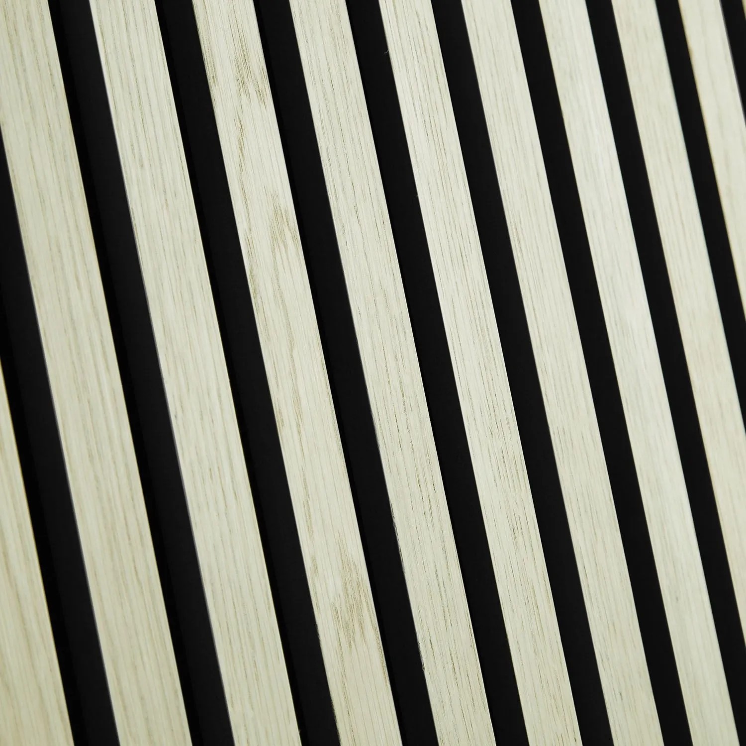 Nahaufnahme von Akustikpaneelen: cremefarbene Holzlamellen auf schwarzem Filz. Für Wand & Decke.