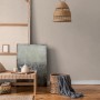 Beige Vliestapete mit Textilstruktur der Serie Metropolitan Stories II im Wohnraum.