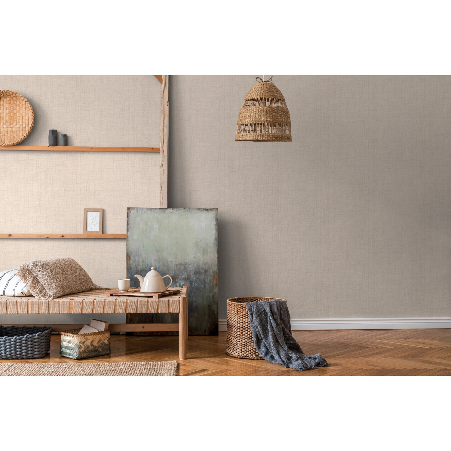 Beige Vliestapete mit Textilstruktur der Serie Metropolitan Stories II im Wohnraum.