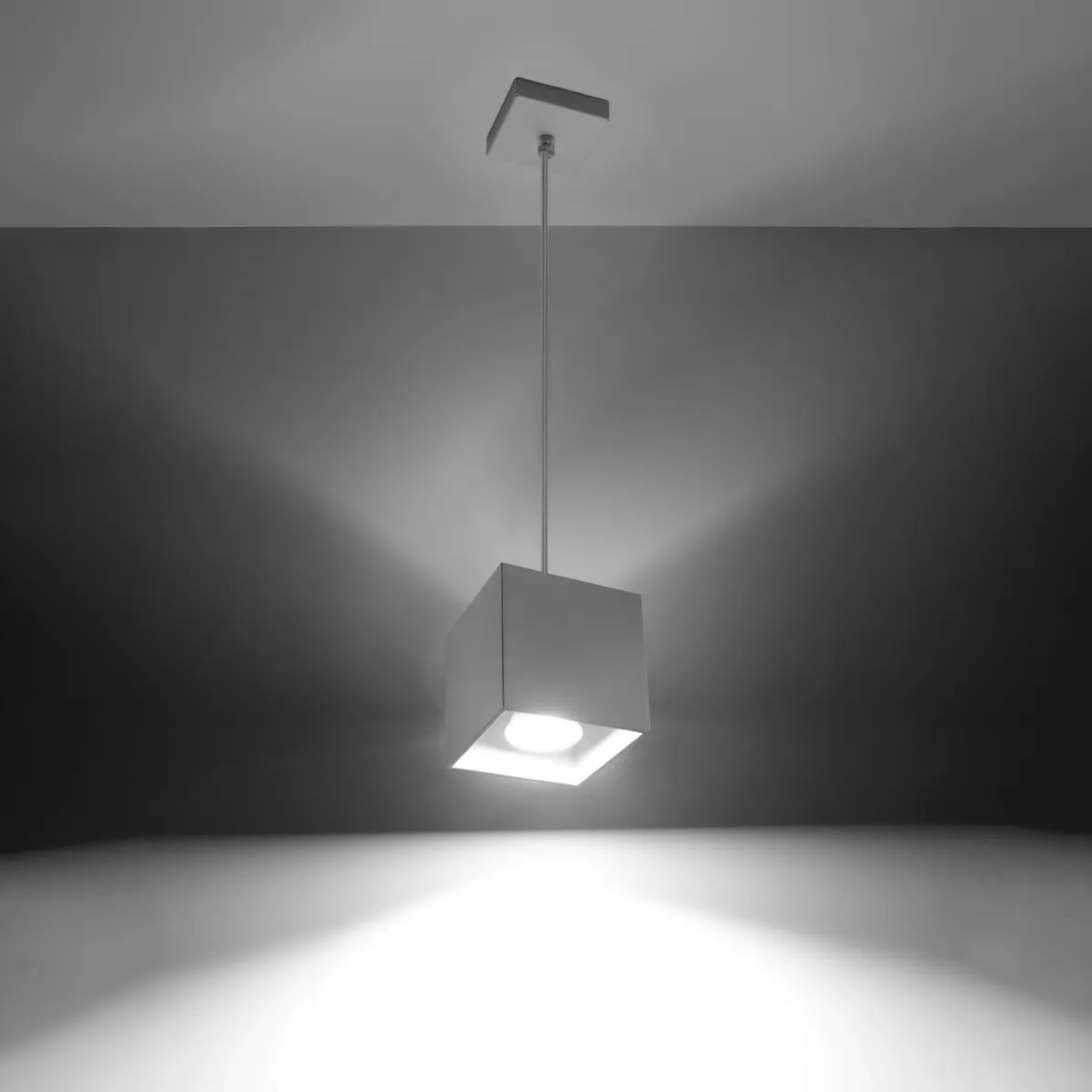 Weiße Sollux Lighting Hängeleuchte Quad 1 mit quadratischem Lampenschirm.
