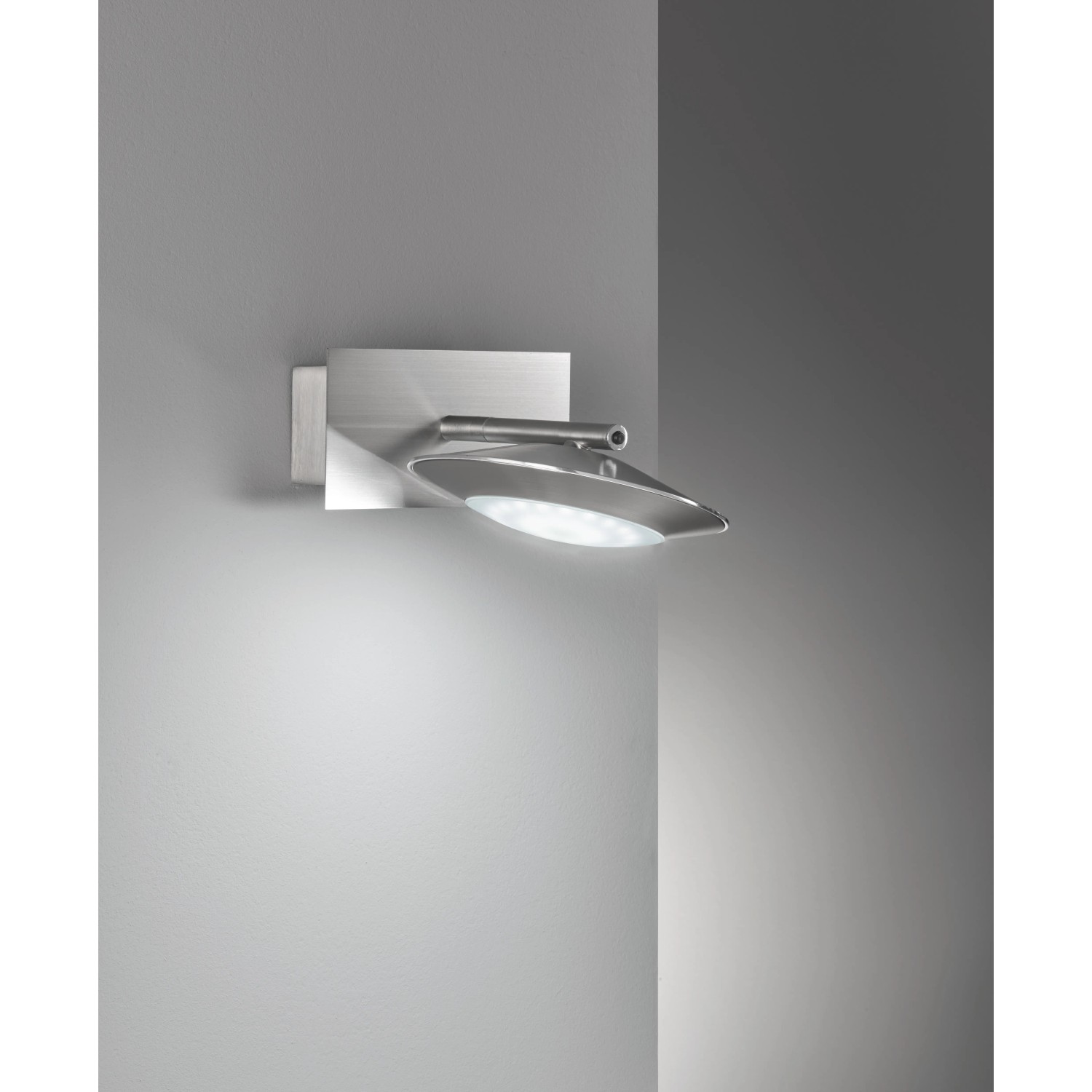 Moderne LED-Wandleuchte Beta von Fischer & Honsel in Nickel matt. Smarte Leuchte mit Farbwechsel.
