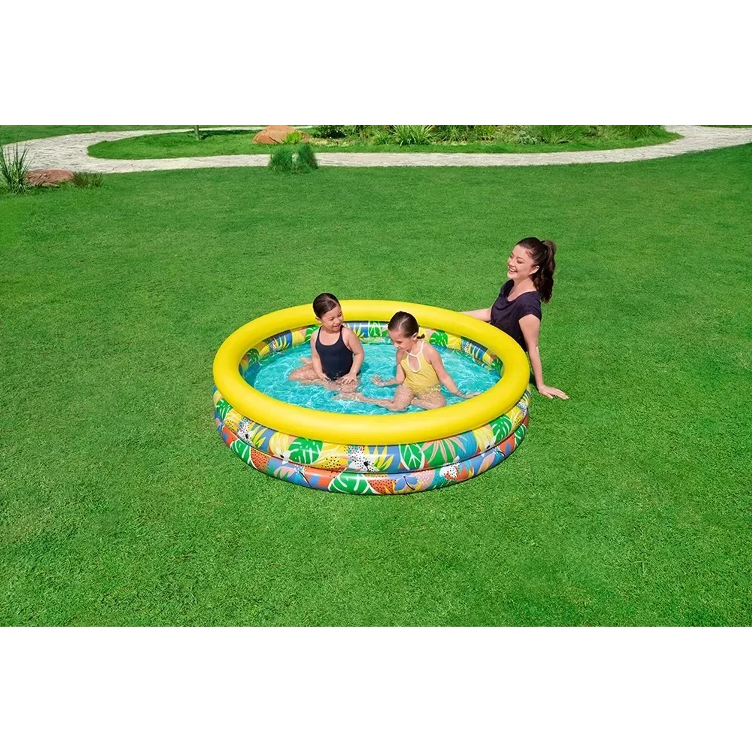 Bestway Planschbecken Floral Paradise mit Kindern im Garten.