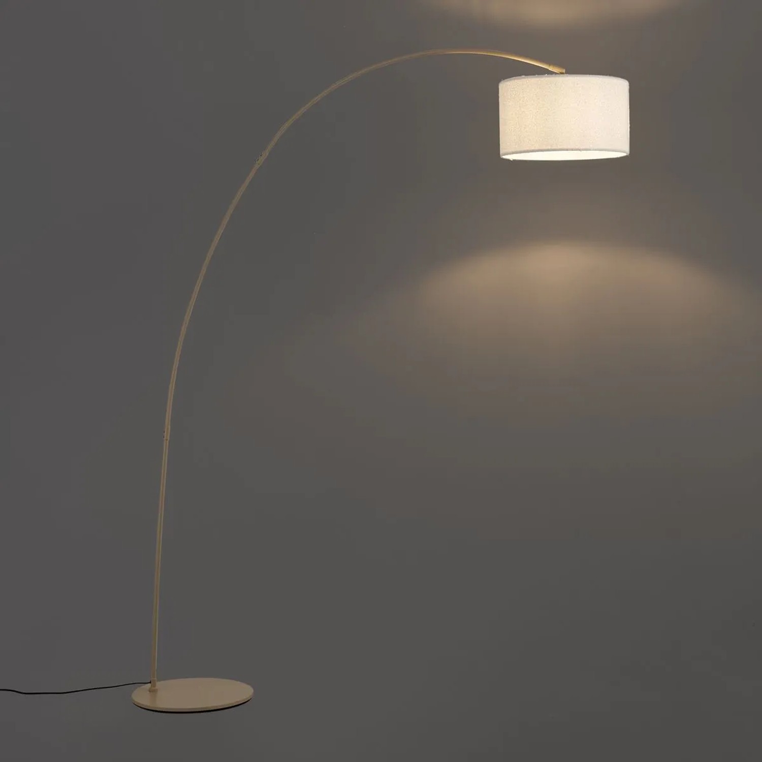 Beige Bogenlampe Vinossa mit Teddy-Schirm, moderne Innenleuchte für Wohnzimmer.