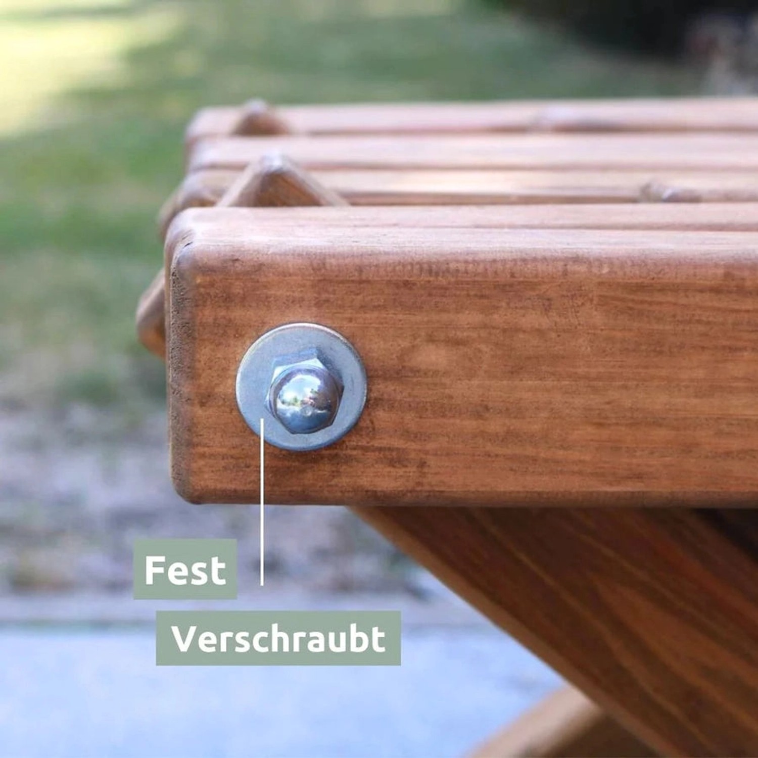 Detailaufnahme: Verschraubung am Holz der skandinavischen Gartenmöbel (Liegestuhl/Tisch).