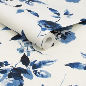Joules Vliestapete Boho Bloom Crème Blau: Rolle mit blauem Blumenmuster auf cremefarbenem Grund.