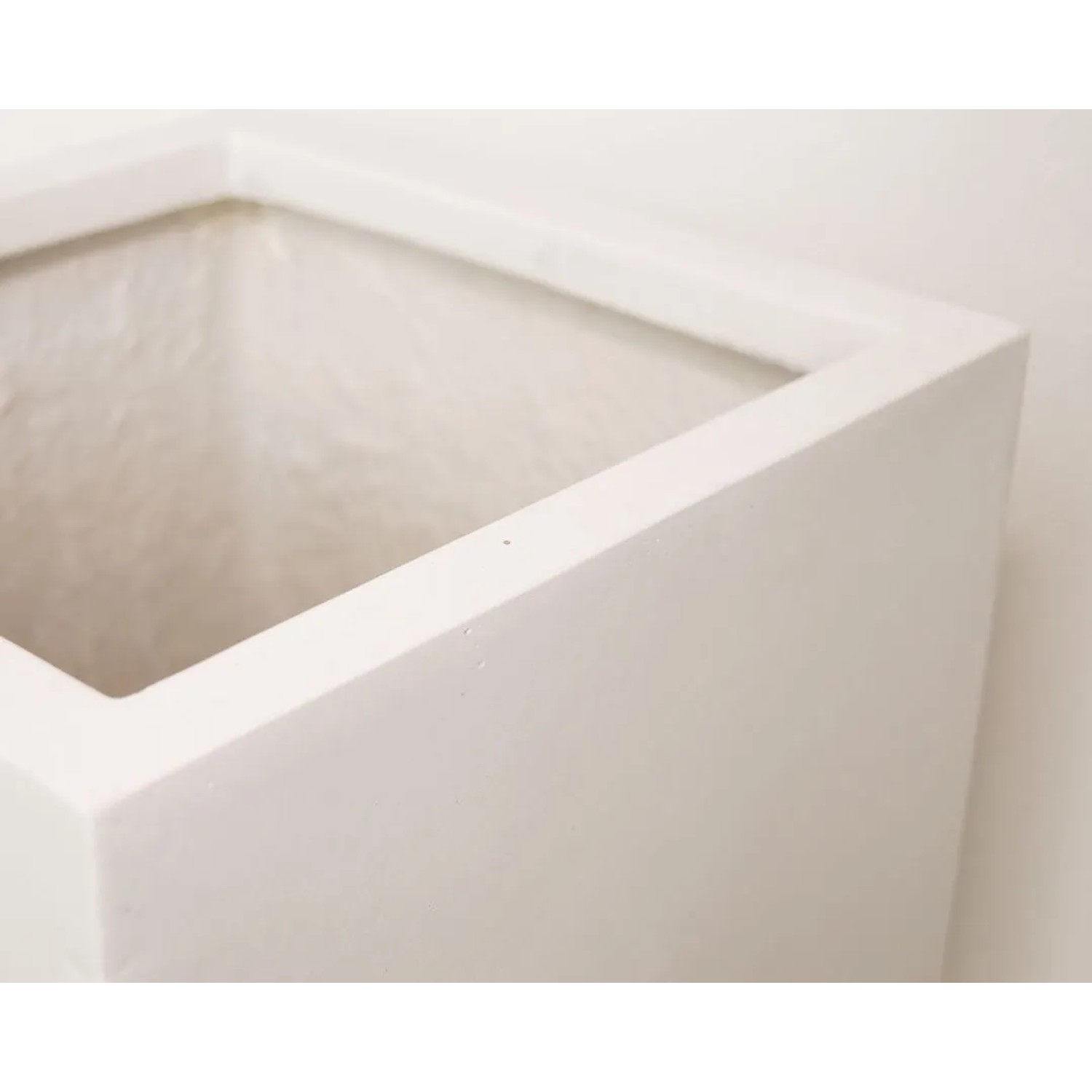 Eleganter, perlmutt-weißer Fiberglas Pflanzkübel Säule, 30x30x68cm, für Innen- und Außenbereich.