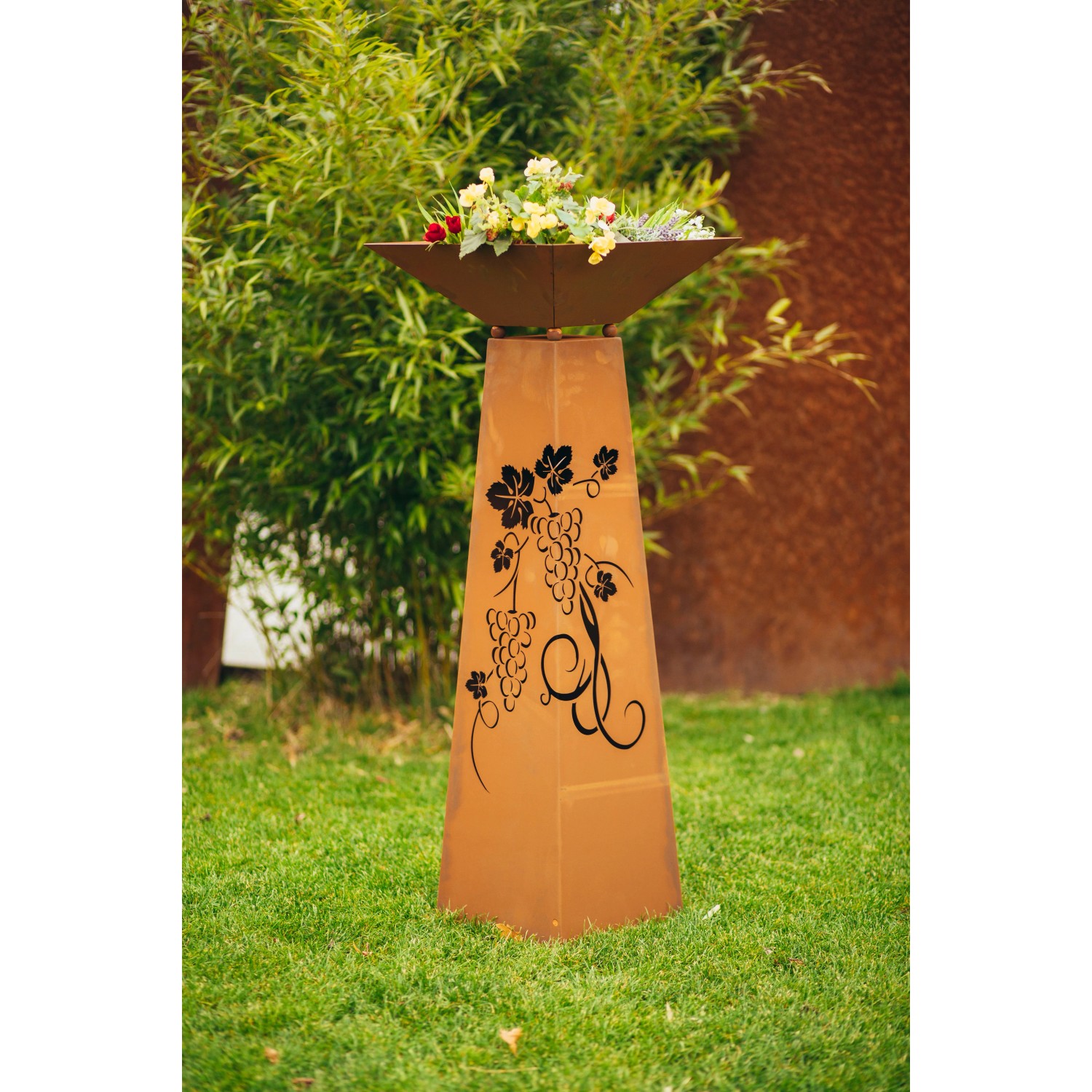 Ferrum Art Design Edelrost Säule Trapez mit Traubenmuster, 116,5 cm, als Gartendeko.