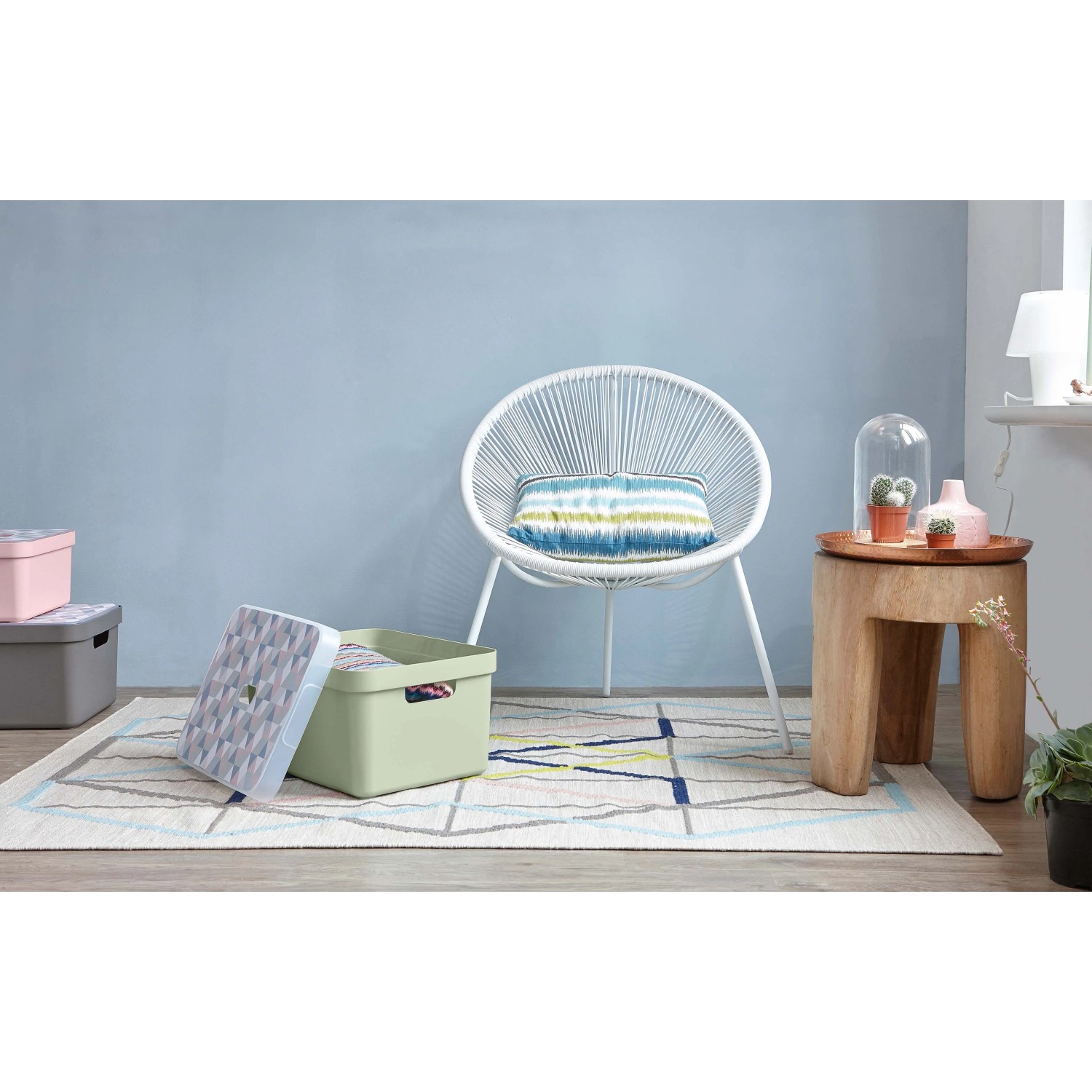 Hellgrüne Sunware Aufbewahrungsbox Sigma Home 32L mit optionalem Deckel im Wohnraum.