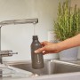 Gardena Soft-Drucksprüher (0,45 l) wird unter einem Wasserhahn mit Wasser befüllt.