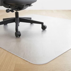 Transparente, rutschfeste PVC Bodenschutzmatte für Bürostühle auf Holzboden. Schützt Laminat & Parkett vor Kratzern.