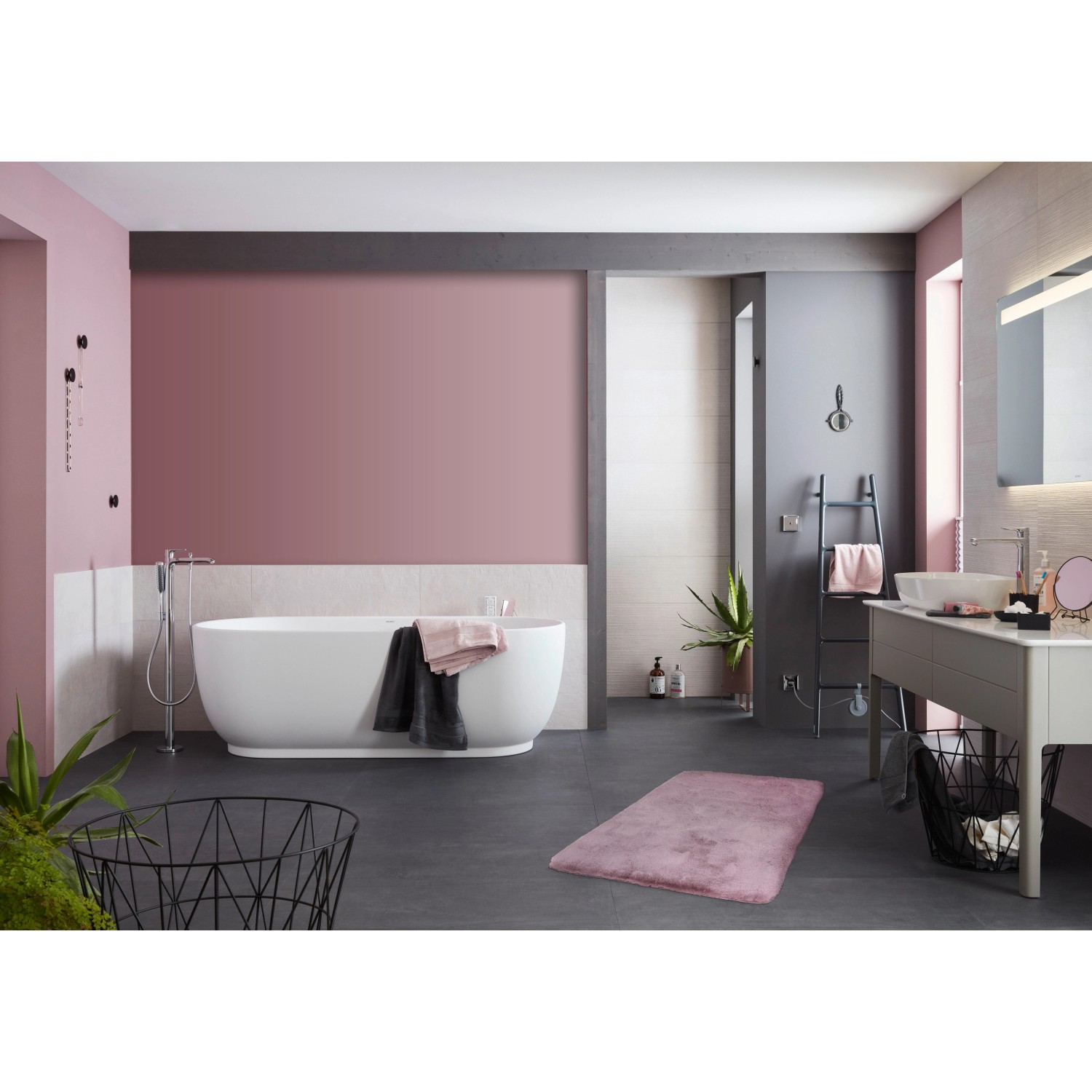 Badezimmer mit rosafarbenem Schöner Wohnen Badteppich Bali 67x110 cm.