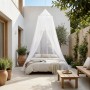 Weißes Moskitonetz über einem Doppelbett auf einer Terrasse. Ideal als Insektenschutz für Outdoor, Reise & Camping.
