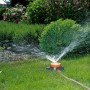 Gardena Classic 6-Flächenregner Boogie im Einsatz: Gartenregner bewässert Rasenfläche.