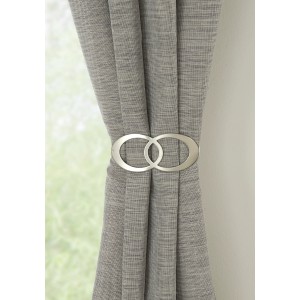 Gardinia Raffspange Infinity, Edelstahl gebürstet, an Vorhang befestigt.