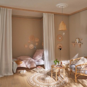 Dekoratives Zimmer mit Decosa Zierprofil Selma an der Decke.