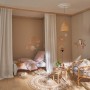 Dekoratives Zimmer mit Decosa Zierprofil Selma an der Decke.