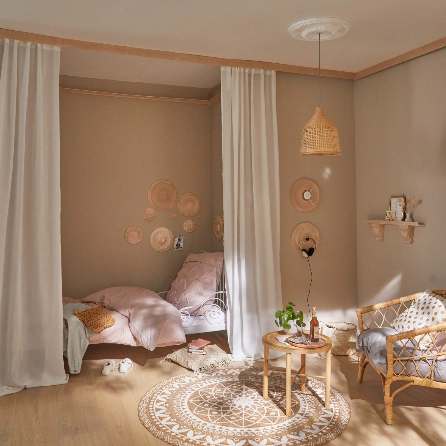 Dekoratives Zimmer mit Decosa Zierprofil Selma an der Decke.
