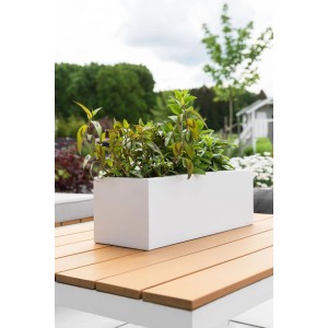Weißer Vivanno Pflanzkasten Flobo 45 cm mit Bepflanzung auf einem Gartentisch.