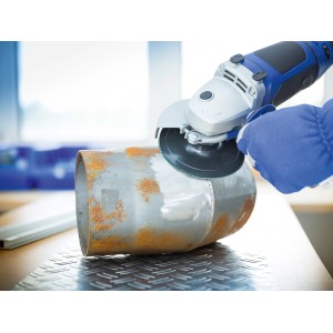LUX Fiberscheibe Classic im Einsatz mit Winkelschleifer zum Bearbeiten eines Metallrohrs.