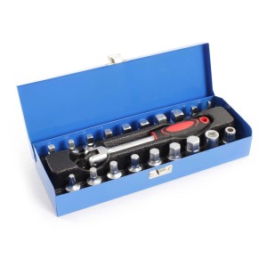 Offene blaue Metallbox mit Xpotool Öldienstschlüssel Set 18-tlg., Ratsche 3/8-Antrieb & 17 Aufsätzen für Ölwechsel.