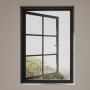 Anthrazitfarbenes Insektenschutzrollo mit Kassette am geöffneten Fenster.