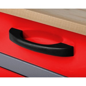 Detailaufnahme: Rote Ondis24 Werkbank Bernd (60 cm) mit Buchenholzplatte und schwarzem Schubladengriff.