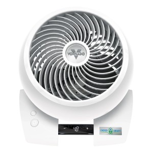 Weißer VORNADO Energy Smart Bodenventilator 5303 DC mit digitaler Anzeige.