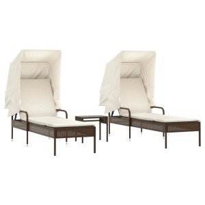 2 braune Poly Rattan Sonnenliegen mit Dach und Tisch, cremefarbene Kissen.