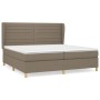 Taupes Boxspringbett 200x200 cm mit Matratze und Kopfteil. Stoffbezogenes Bett mit Füßen.