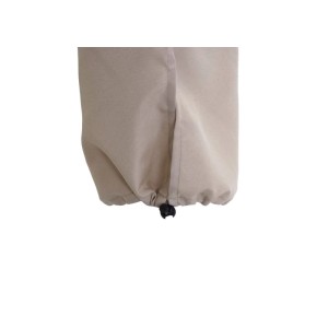 Cremefarbene Schutzhülle für Sonnenschirm aus Polyester mit Kordelzug am unteren Rand für sicheren Halt.