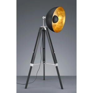 Schwarze Trio Design-Stehleuchte Dreibein Liege mit goldfarbener Innenseite des Lampenschirms.