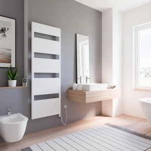 Steckerfertiger, weißer Schulte Badheizkörper Turin mit Heizstab im modernen Bad.