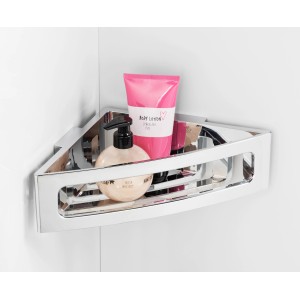 Wenko Power-Loc Eckablage Bralia, Chrom, mit Duschgel und Lotion in einer Badezimmer-Ecke.