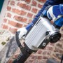 LUX Abbruchhammer E-AHM-1700 in Aktion, Baumaschine mit Handgriff und blauen Details.