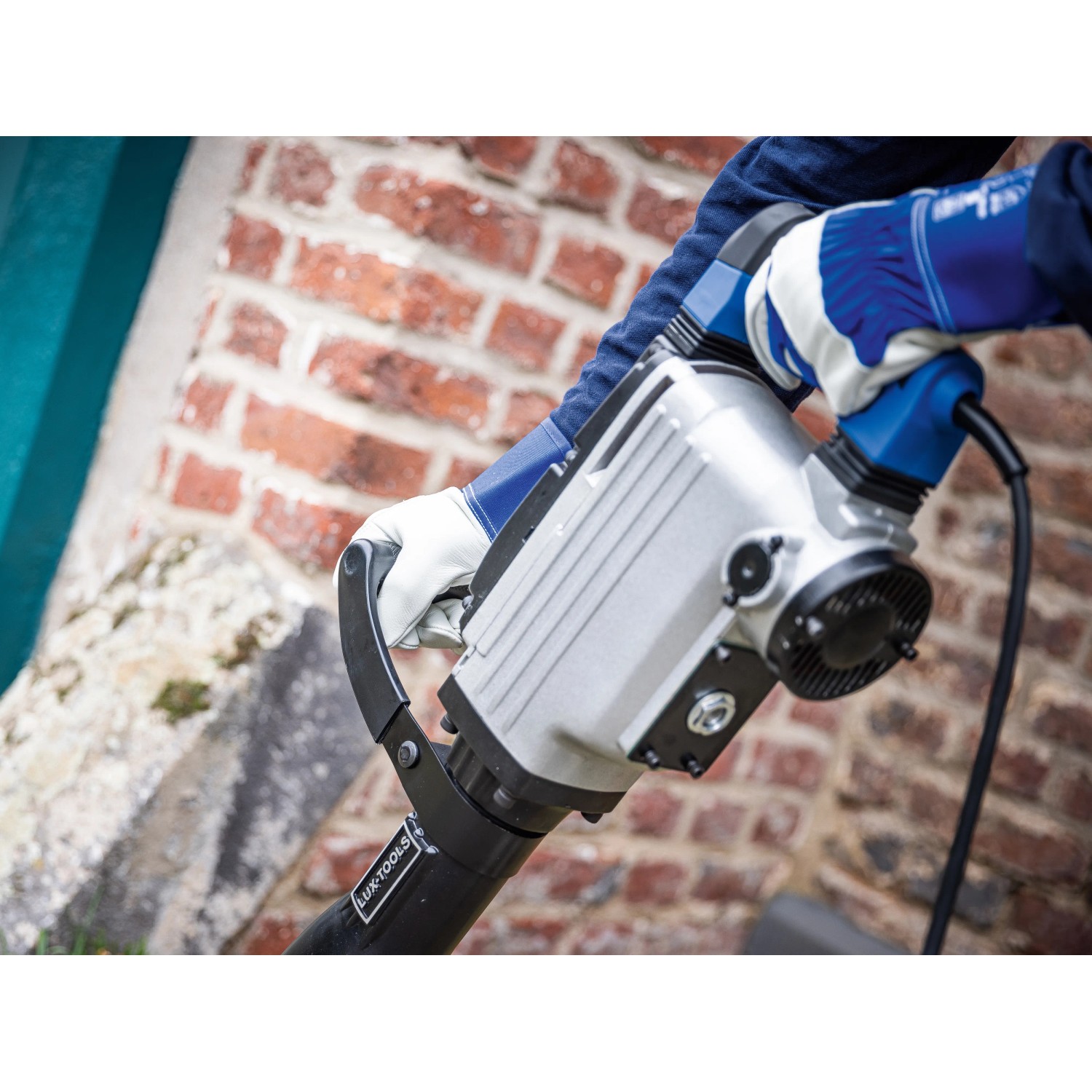 LUX Abbruchhammer E-AHM-1700 in Aktion, Baumaschine mit Handgriff und blauen Details.