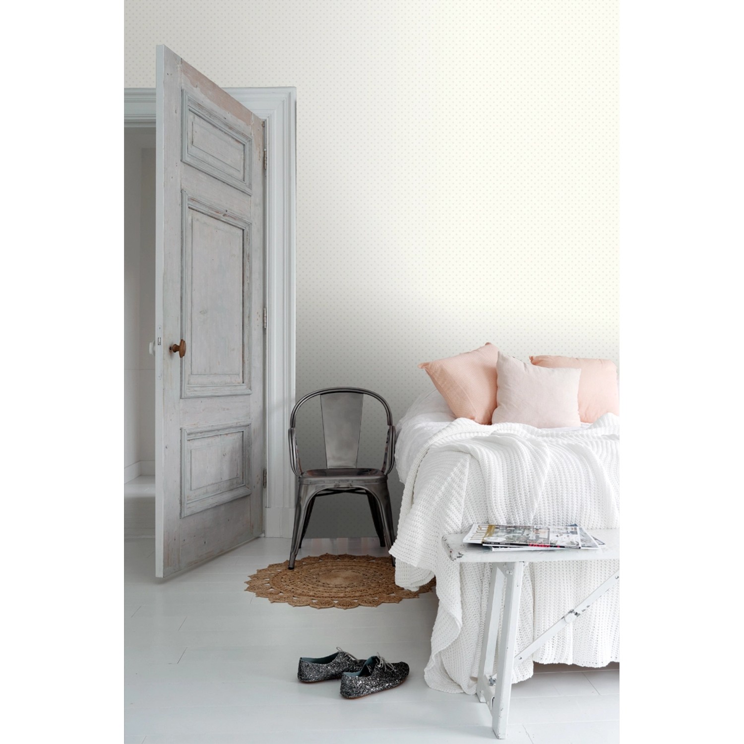 ESTAhome Tapete Punkte Weiß im Raum mit Bett und Stuhl, dekorative Wandgestaltung.