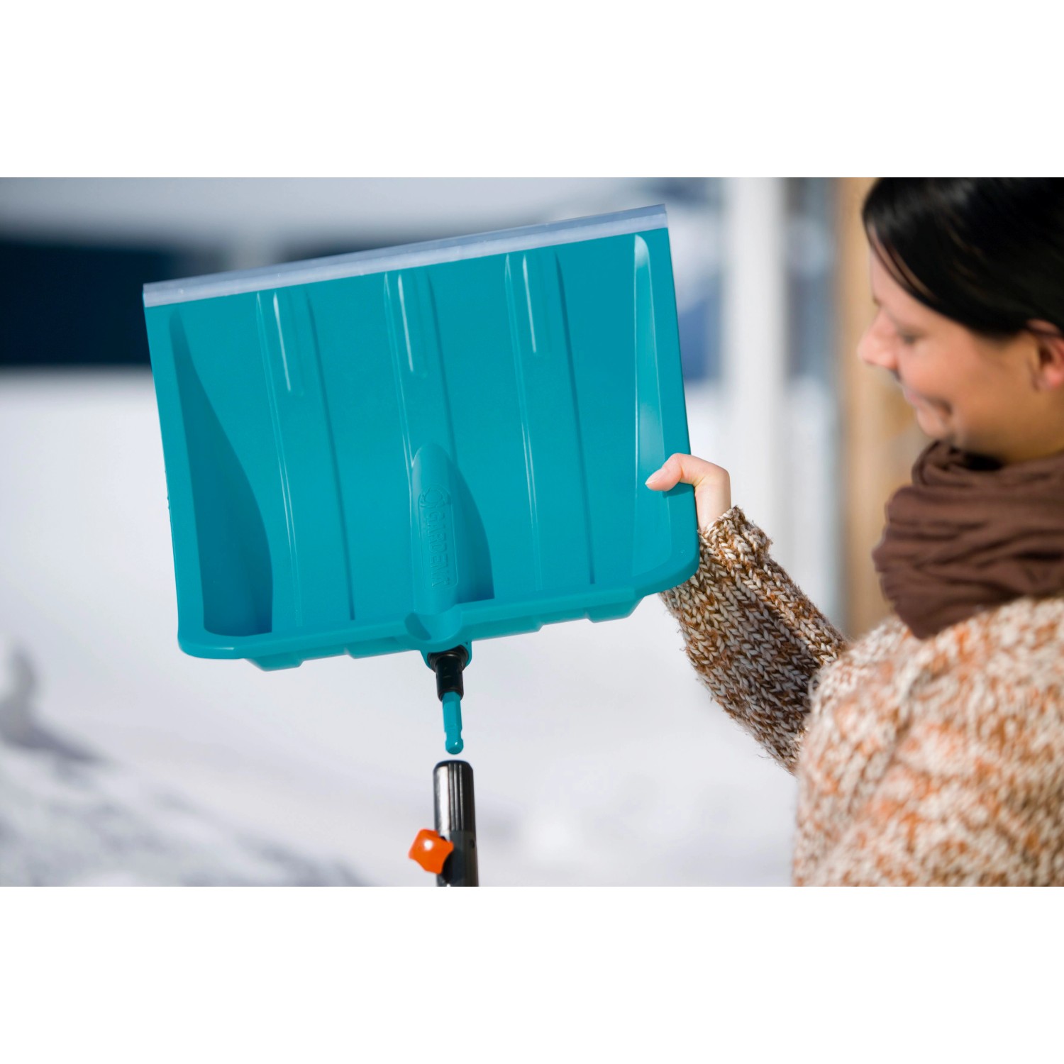 Gardena combisystem Schneeschieber ES 40 cm, Kunststoffblatt mit Stahlkante, zur Schneeräumung von Wegen.