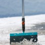 Gardena combisystem Stoßscharre 30 cm im Einsatz zum Entfernen von Schnee und Eis.