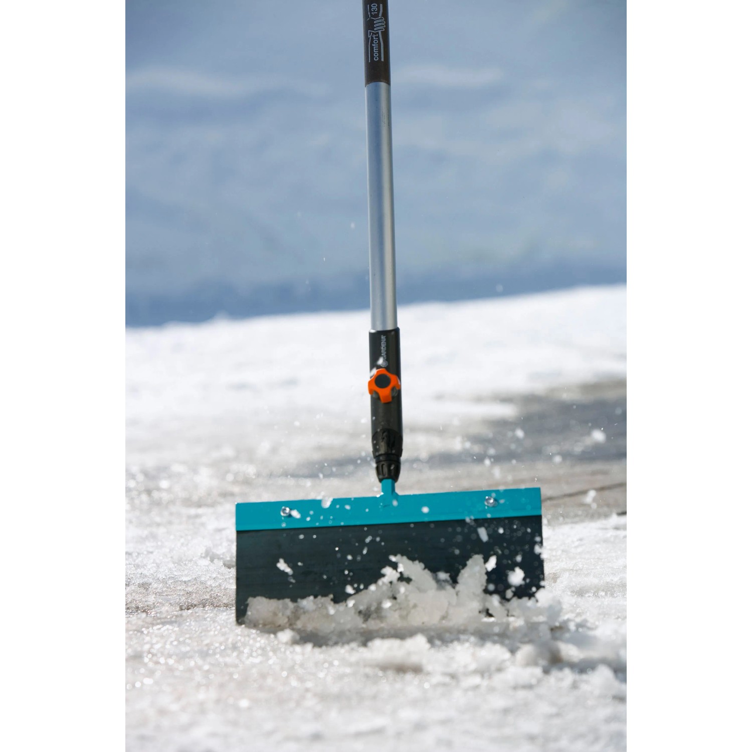 Gardena combisystem Stoßscharre 30 cm im Einsatz zum Entfernen von Schnee und Eis.