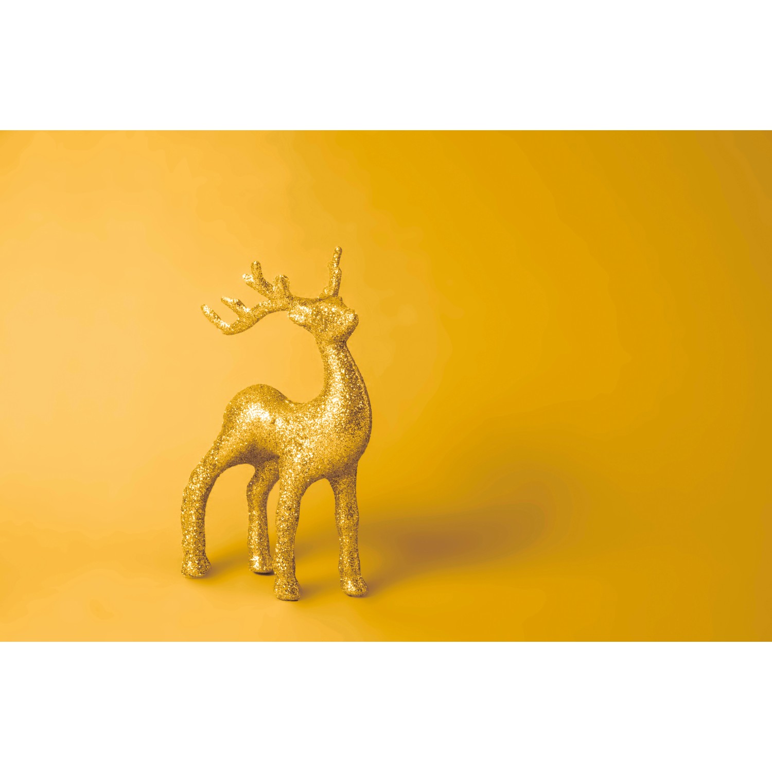 Glitzernder goldener Hirsch, bemalt mit Glitzermagie Effektfarbe.