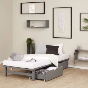 Graues Holzbett 90x200 im Paletten-Design mit Matratze und zwei ausziehbaren Bettkästen für Stauraum im Jugendzimmer.