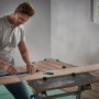 Mann nutzt wolfcraft Einpass-Set für Laminat/Designboden zum Anzeichnen eines Laminatstücks.