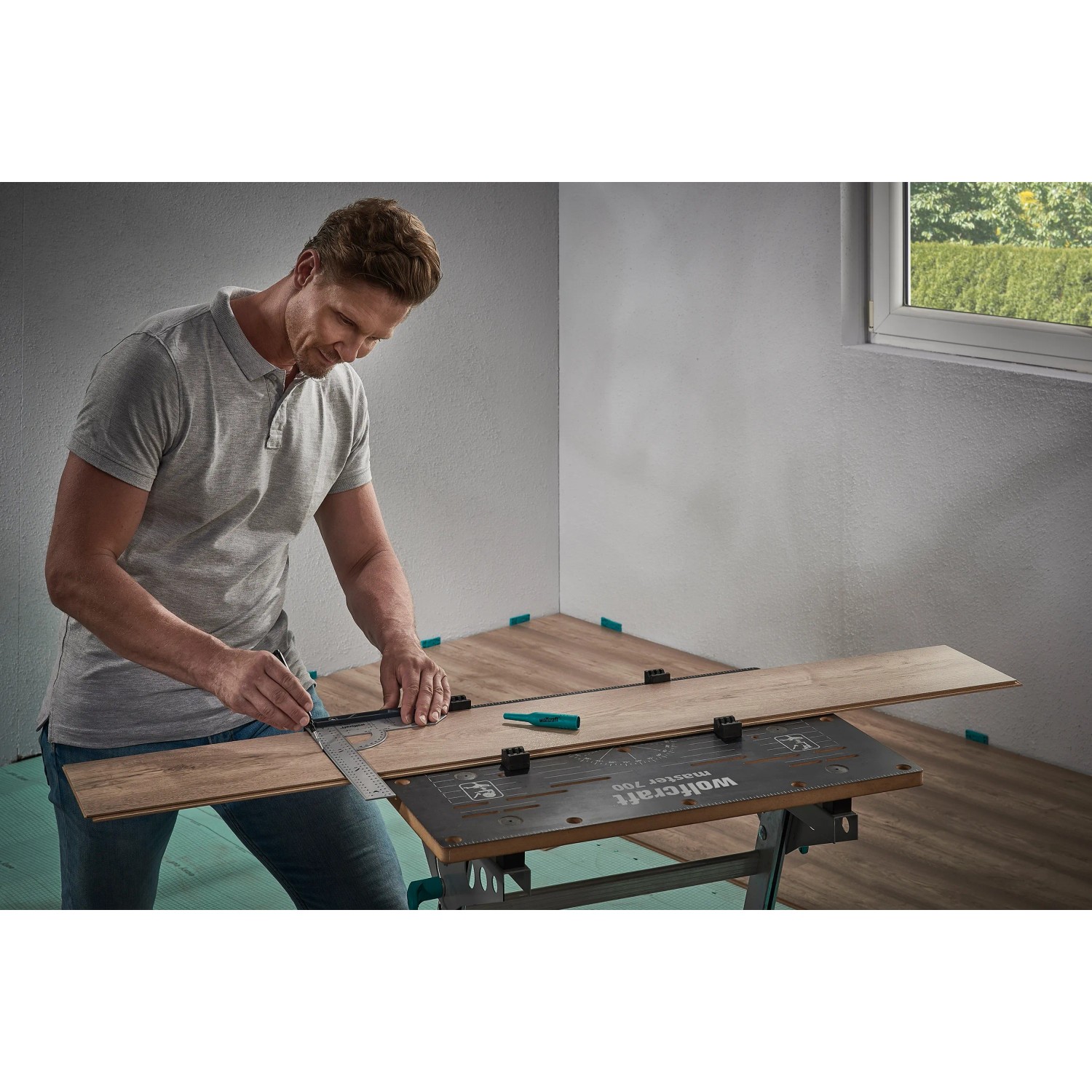 Mann nutzt wolfcraft Einpass-Set für Laminat/Designboden zum Anzeichnen eines Laminatstücks.