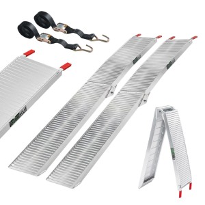 Zwei graue TRUTZHOLM Alu Auffahrrampen, klappbar, mit rutschfester Oberfläche und Spanngurten für Autoanhänger.