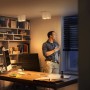 Weißer Philips Hue LED-Spot Pillar, 2-flammig, in Wohnraum mit warmem Licht.