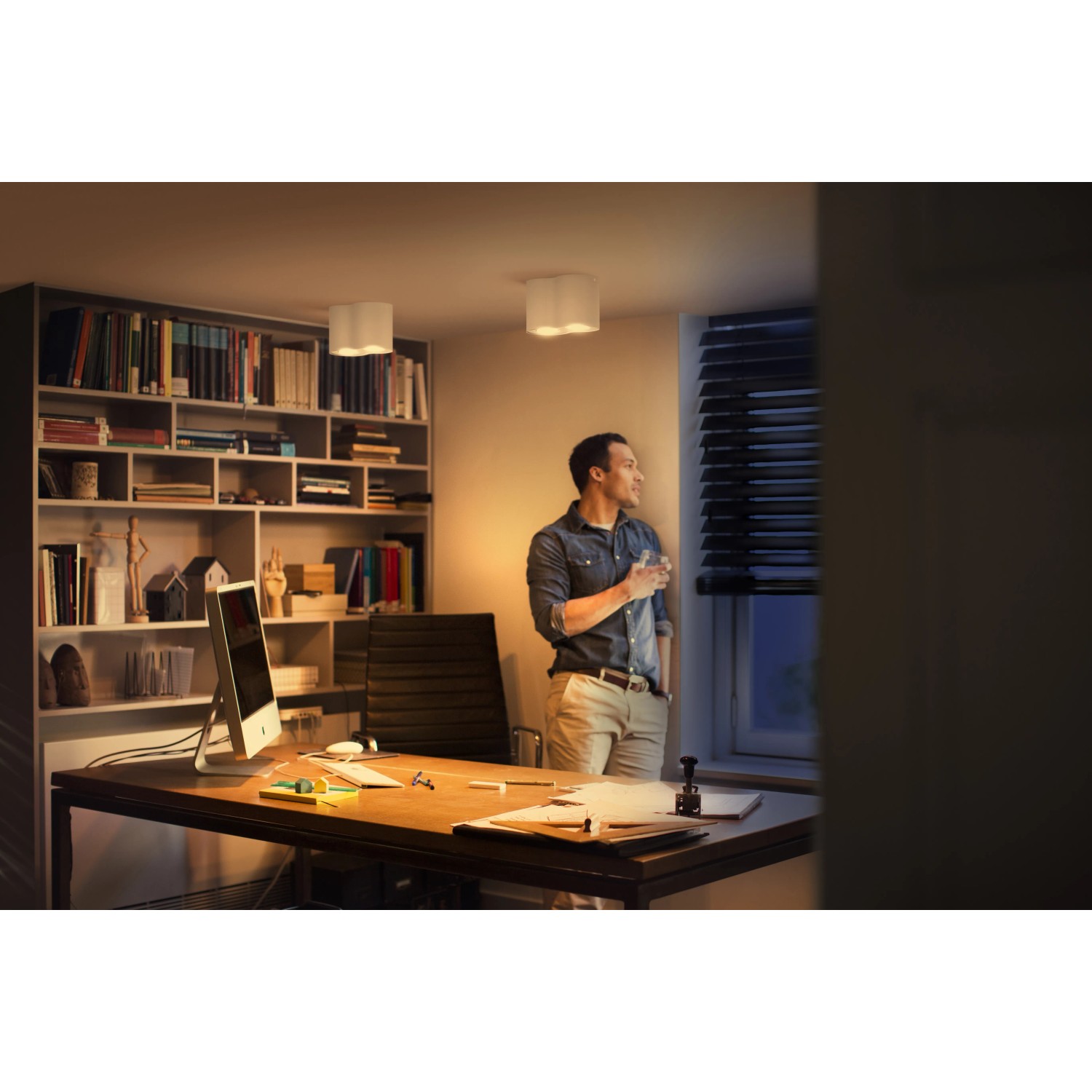Weißer Philips Hue LED-Spot Pillar, 2-flammig, in Wohnraum mit warmem Licht.