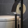 WENKO Stand WC-Garnitur Bambusa mit WC-Bürste und Rollenhalter aus schwarzem Stahl und Bambus.