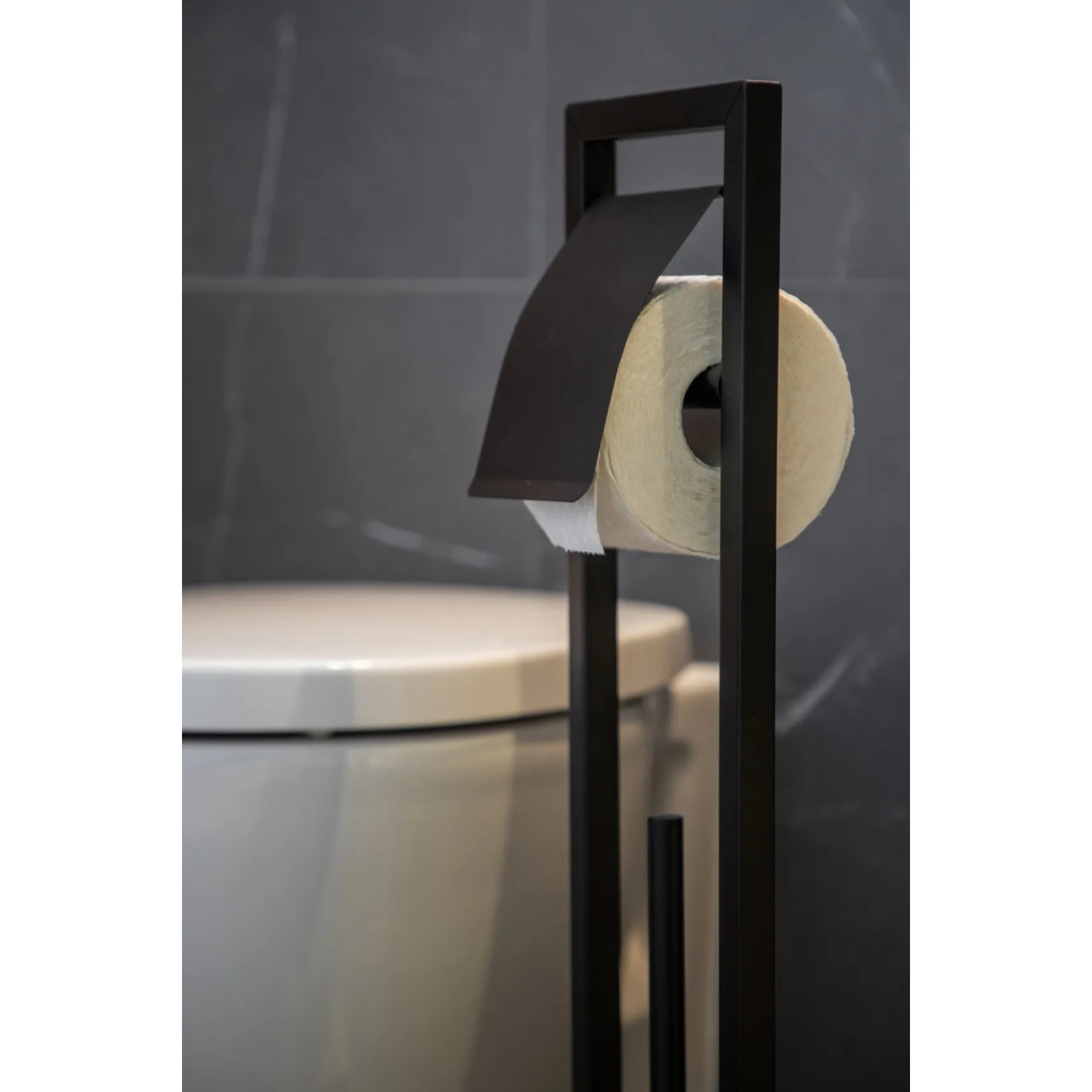 WENKO Stand WC-Garnitur Bambusa mit WC-Bürste und Rollenhalter aus schwarzem Stahl und Bambus.